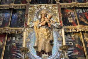 La Vergine dell'Almudena nella cattedrale di Madrid, talla gotica del XV secolo