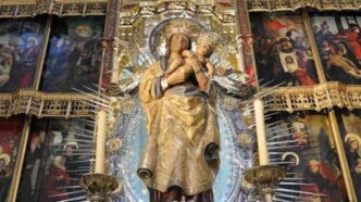 La Vergine dell'Almudena nella cattedrale di Madrid, talla gotica del XV secolo