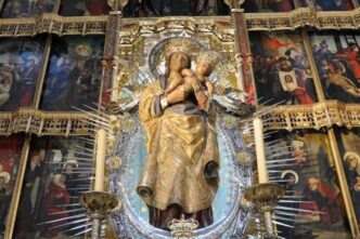 La Vergine dell'Almudena nella cattedrale di Madrid, talla gotica del XV secolo