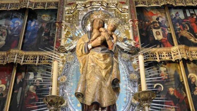 La Vergine dell'Almudena nella cattedrale di Madrid, talla gotica del XV secolo