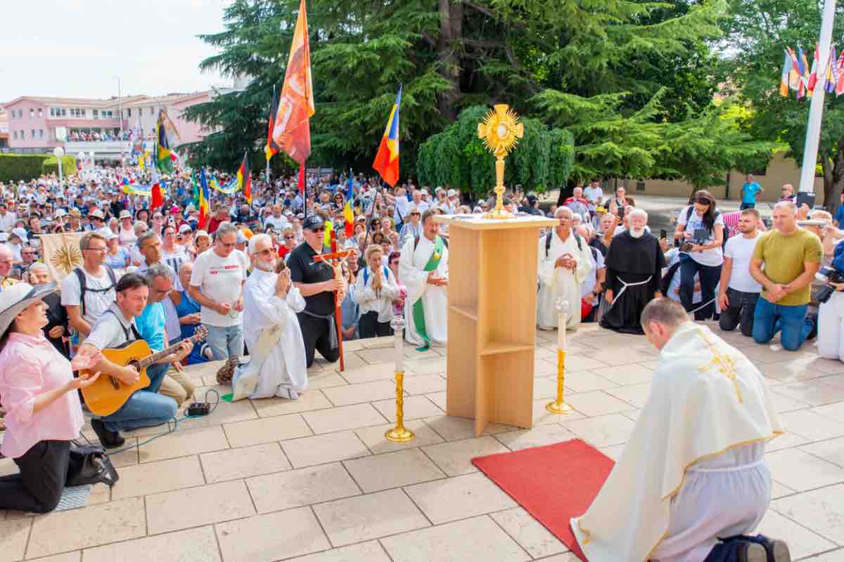 La Hodnja mira, la marcia della pace, si svolge mercoledì 24 giugno. Come ogni anno, il cammino parte alle 6 del mattino davanti al convento di Sant'Antonio a Humac. L'arrivo davanti alla chiesa parrocchiale è previsto attorno alle 10. Al termine della marcia, ci sarà anche la Benedizione Eucaristica nel piazzale della parrocchia di San Giacomo.