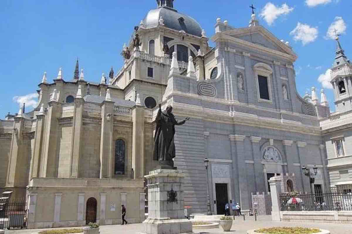 La cattedrale di Nostra Signora dell'Almudena a Madrid con la statua dedicata a San Giovanni Paolo II