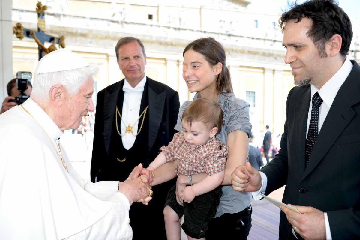 Chiara e Enrico non si sono sposati come si fa per abitudine o convenzione. Hanno vissuto il matrimonio come una chiamata a amare e a servire, un cammino verso la santità percorso insieme