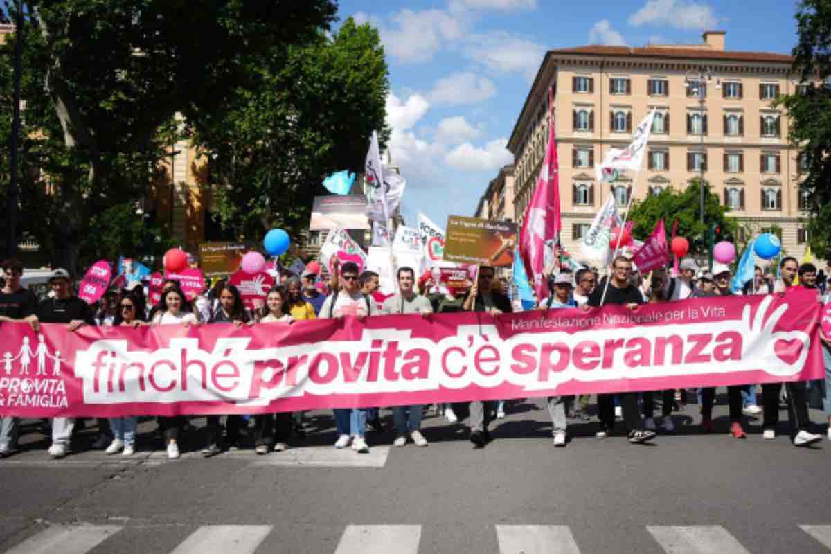 Mons. Antonio Suetta, vescovo di Ventimiglia-San Remo, ha raccontato la sua iniziativa delle Campane per la vita, che suonano ogni sera in difesa dei nascituri. Massimo Gandolfini, voce storica del movimento pro-life, ha letto diverse testimonianze raccolte per l'occasione. Il messaggio del presidente della Camera Lorenzo Fontana ha ribadito l'impegno a rafforzare il sostegno alla maternità e a rendere più accessibile la rete dei servizi socio-sanitari, per alleviare il carico che «ancora grava in larga parte sulle famiglie» italiane.