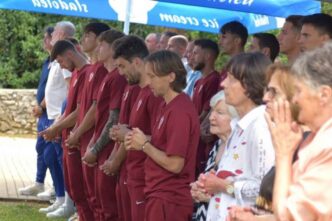 Prima di volare negli Stati Uniti per il Mondiale 2026, i calciatori croati hanno partecipato a una messa ad Ičići il 31 maggio, con Modrić e Dalić in prima fila.