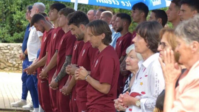 Prima di volare negli Stati Uniti per il Mondiale 2026, i calciatori croati hanno partecipato a una messa ad Ičići il 31 maggio, con Modrić e Dalić in prima fila.