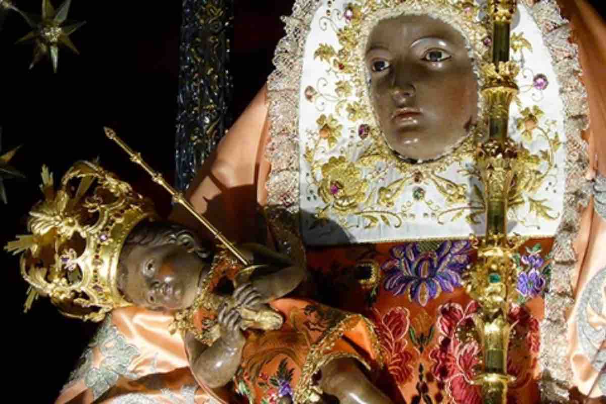 A Tenerife si trova la Basilica di Nostra Signora della Candelaria, il principale sito di pellegrinaggio delle Canarie, con circa 2 milioni di visitatori l'anno. La Vergine della Candelaria è la patrona dell'arcipelago