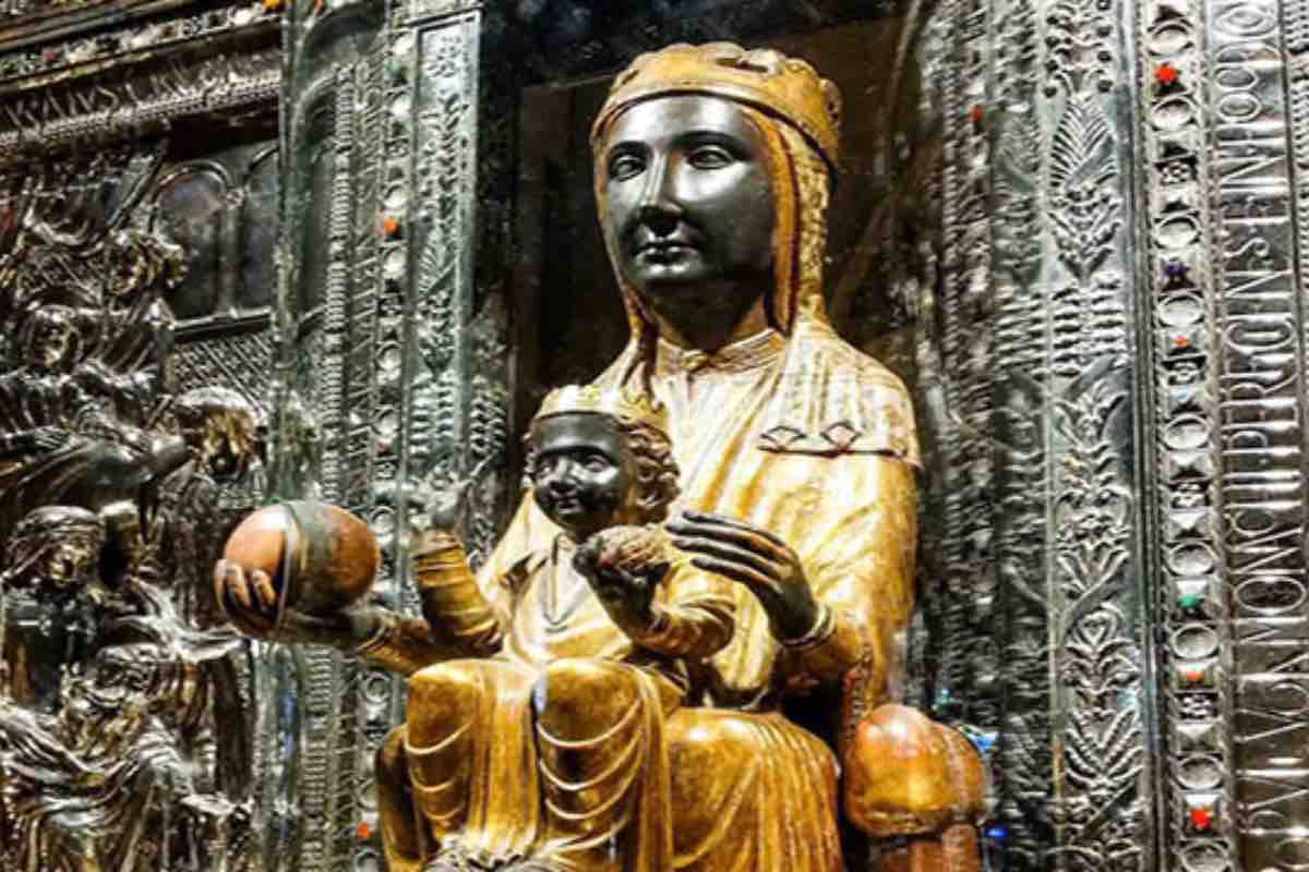 «Sono felice di venire ai piedi della Moreneta per affidarle, con piena fiducia nella sua intercessione materna, il mio ministero petrino e la missione della Chiesa in un mondo che grida giustizia e pace»
