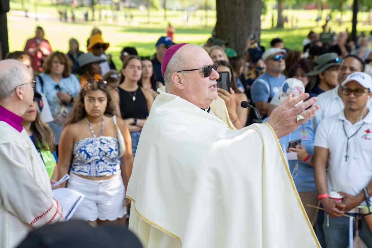 l'arcivescovo di Boston Richard Henning ha ricordato alla folla che quei luoghi storici stavano per vivere un momento inedito: "Faremo storia", ha detto, perché per la prima volta il popolo di Dio avrebbe percorso il Freedom Trail guidato da Gesù Cristo