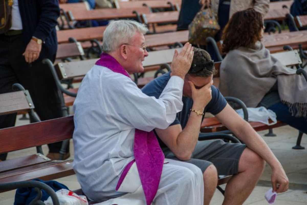 i precetti della Chiesa stabiliscono che ogni cattolico debba accostarsi alla confessione almeno una volta l'anno. La Madonna ha Medjugorje chiede di confessarsi mensilmente