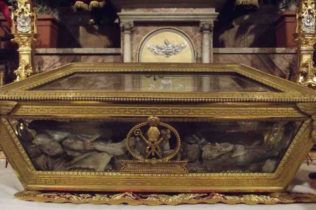 Una volta entrato in basilica, Papa Leone XIV presiede la Celebrazione della Parola e venera le reliquie di Sant'Agostino