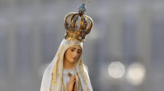 La devozione dei cinque primi sabati chiesta dalla Madonna di Fatima: origini, requisiti e il significato delle cinque offese al Cuore Immacolato di Maria.