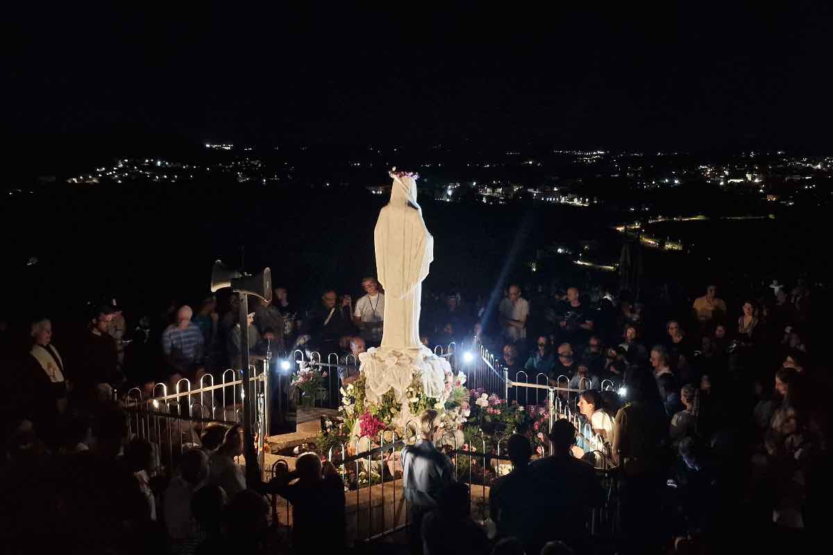 La Novena si articola così: il rosario sulla Collina delle Apparizioni inizierà alle 22:00 aperto a tutti i pellegrini presenti, alle ore 23:00 circa ci sarà l'apparizione alla veggente Marija Pavlovic-Lunetti