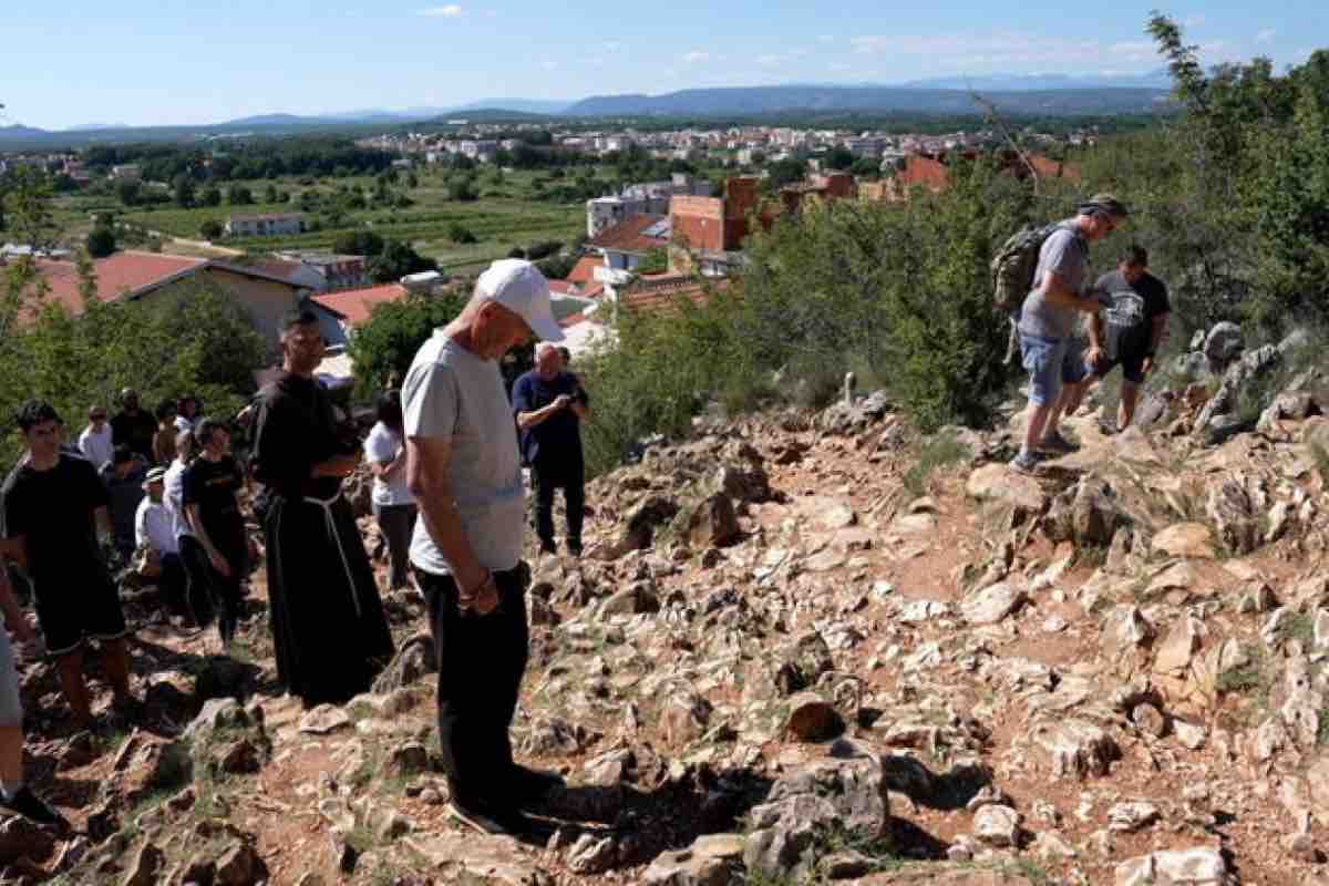 Il sacerdote ha sottolineato che i messaggi della Madonna sono semplici, senza alta teologia, senza annunci sulla fine del mondo. Proprio per questo, però, metterli in pratica è impegnativo e richiede esercizio e fatica costante