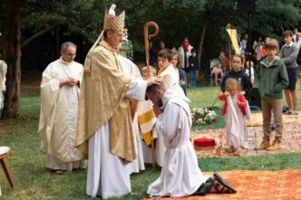 In Francia crescono le ordinazioni sacerdotali nel 2026: 84 nuovi preti, cinque in più rispetto al 2025, con Parigi e Fréjus-Tolone in testa.