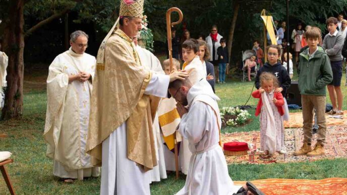 In Francia crescono le ordinazioni sacerdotali nel 2026: 84 nuovi preti, cinque in più rispetto al 2025, con Parigi e Fréjus-Tolone in testa.