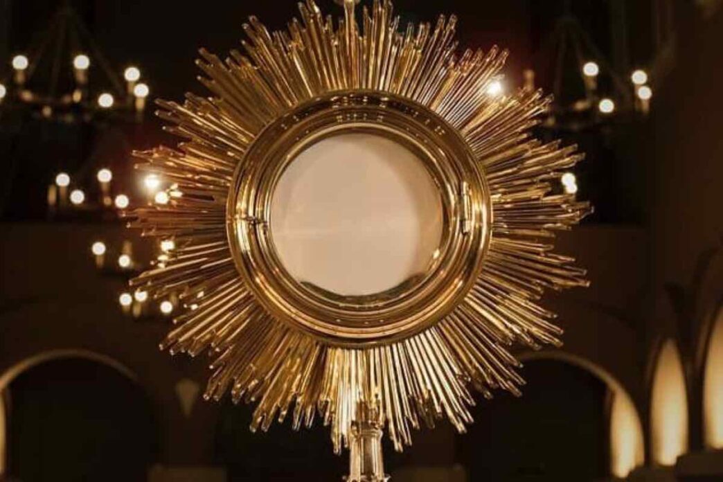 La storia del Tantum Ergo Sacramentum, l'inno eucaristico nato dal miracolo di Bolsena e composto da san Tommaso d'Aquino per il Corpus Domini.