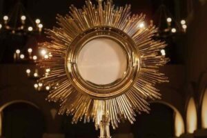 La storia del Tantum Ergo Sacramentum, l'inno eucaristico nato dal miracolo di Bolsena e composto da san Tommaso d'Aquino per il Corpus Domini.