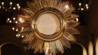 La storia del Tantum Ergo Sacramentum, l'inno eucaristico nato dal miracolo di Bolsena e composto da san Tommaso d'Aquino per il Corpus Domini.