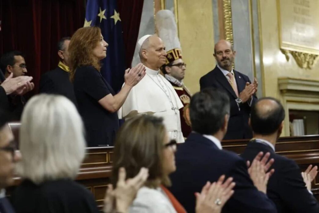 Papa Leone XIV ha parlato per primo davanti ai deputati spagnoli: vita, famiglia, migranti e pace al centro. Sette minuti di standing ovation.