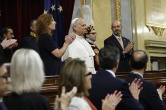 Papa Leone XIV ha parlato per primo davanti ai deputati spagnoli: vita, famiglia, migranti e pace al centro. Sette minuti di standing ovation.