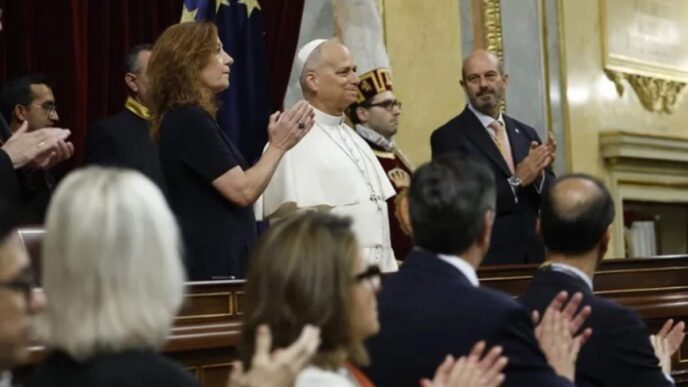 Papa Leone XIV ha parlato per primo davanti ai deputati spagnoli: vita, famiglia, migranti e pace al centro. Sette minuti di standing ovation.