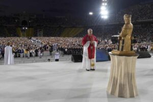 Alla veglia di Barcellona, davanti a oltre 40 mila giovani, Leone XIV risponde senza sconti su depressione, violenza sulle donne e idolatria del successo.