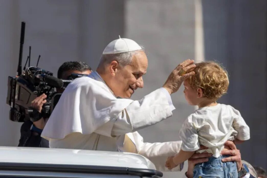 Il Papa esprime vicinanza ai genitori che hanno perso un bambino, con un messaggio di preghiera e consolazione diffuso in occasione della Giornata per la Vita 2026 nelle Chiese di Inghilterra, Galles e Irlanda.