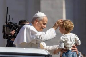 Il Papa esprime vicinanza ai genitori che hanno perso un bambino, con un messaggio di preghiera e consolazione diffuso in occasione della Giornata per la Vita 2026 nelle Chiese di Inghilterra, Galles e Irlanda.