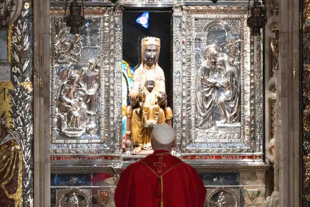 Papa Leone XIV ha affidato il suo ministero petrino alla Madonna di Montserrat durante la visita al celebre santuario benedettino, il 10 giugno 2026, chiedendole di guidare la Chiesa verso Gesù.