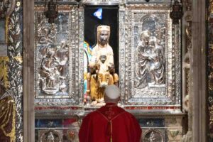 Papa Leone XIV ha affidato il suo ministero petrino alla Madonna di Montserrat durante la visita al celebre santuario benedettino, il 10 giugno 2026, chiedendole di guidare la Chiesa verso Gesù.