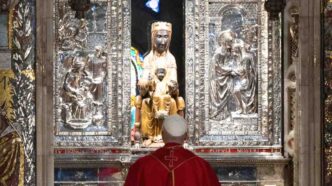 Papa Leone XIV ha affidato il suo ministero petrino alla Madonna di Montserrat durante la visita al celebre santuario benedettino, il 10 giugno 2026, chiedendole di guidare la Chiesa verso Gesù.
