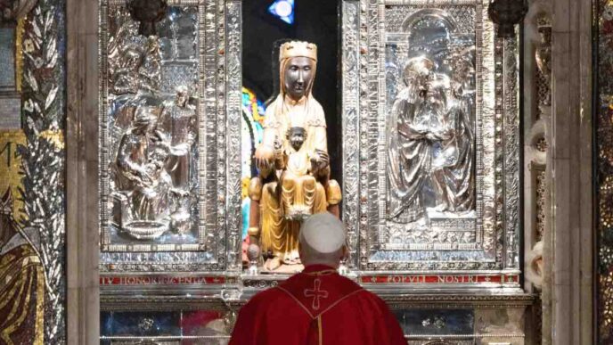 Papa Leone XIV ha affidato il suo ministero petrino alla Madonna di Montserrat durante la visita al celebre santuario benedettino, il 10 giugno 2026, chiedendole di guidare la Chiesa verso Gesù.