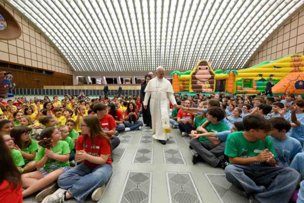 Leone XIV visita il centro estivo Vaticano e invita i bambini a usare la tecnologia con equilibrio, senza diventarne dipendenti o schiavi.