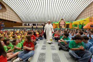 Leone XIV visita il centro estivo Vaticano e invita i bambini a usare la tecnologia con equilibrio, senza diventarne dipendenti o schiavi.