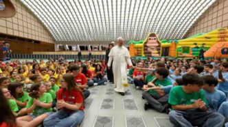 Leone XIV visita il centro estivo Vaticano e invita i bambini a usare la tecnologia con equilibrio, senza diventarne dipendenti o schiavi.