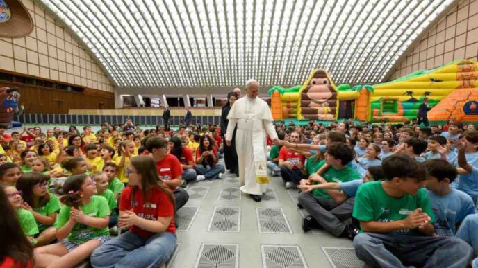 Leone XIV visita il centro estivo Vaticano e invita i bambini a usare la tecnologia con equilibrio, senza diventarne dipendenti o schiavi.