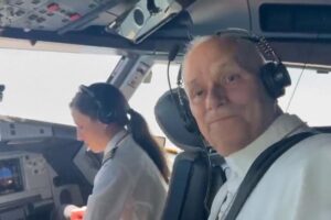 Ángeles Hernández, 33 anni, ha condiviso la cabina di pilotaggio con papa Leone XIV sul volo Iberia da Madrid a Barcellona il 9 giugno 2026. Il suo racconto.