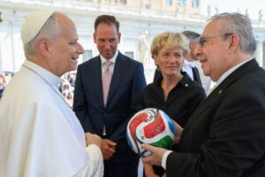 Gli ambasciatori di Stati Uniti, Messico e Canada hanno donato a Papa Leone XIV il pallone ufficiale del Mondiale 2026, durante l'udienza generale.