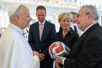 Gli ambasciatori di Stati Uniti, Messico e Canada hanno donato a Papa Leone XIV il pallone ufficiale del Mondiale 2026, durante l'udienza generale.