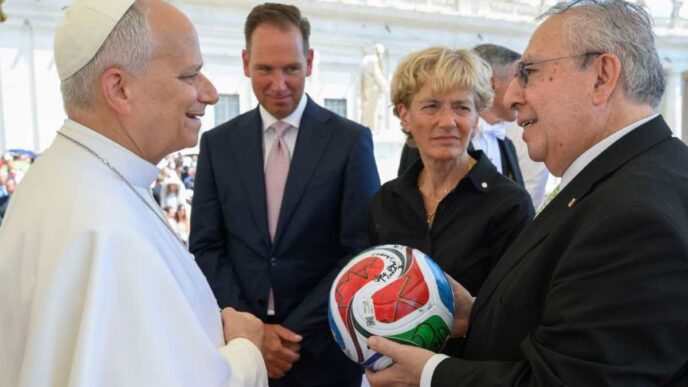Gli ambasciatori di Stati Uniti, Messico e Canada hanno donato a Papa Leone XIV il pallone ufficiale del Mondiale 2026, durante l'udienza generale.