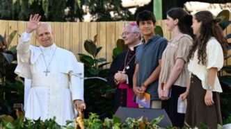 Davanti a oltre mezzo milione di ragazzi nella Plaza de Lima, Leone XIV risponde a sei domande e affida ai giovani una missione precisa: siate umani, come lo è Cristo.
