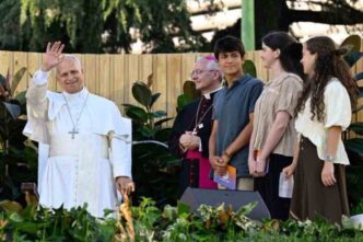 Davanti a oltre mezzo milione di ragazzi nella Plaza de Lima, Leone XIV risponde a sei domande e affida ai giovani una missione precisa: siate umani, come lo è Cristo.