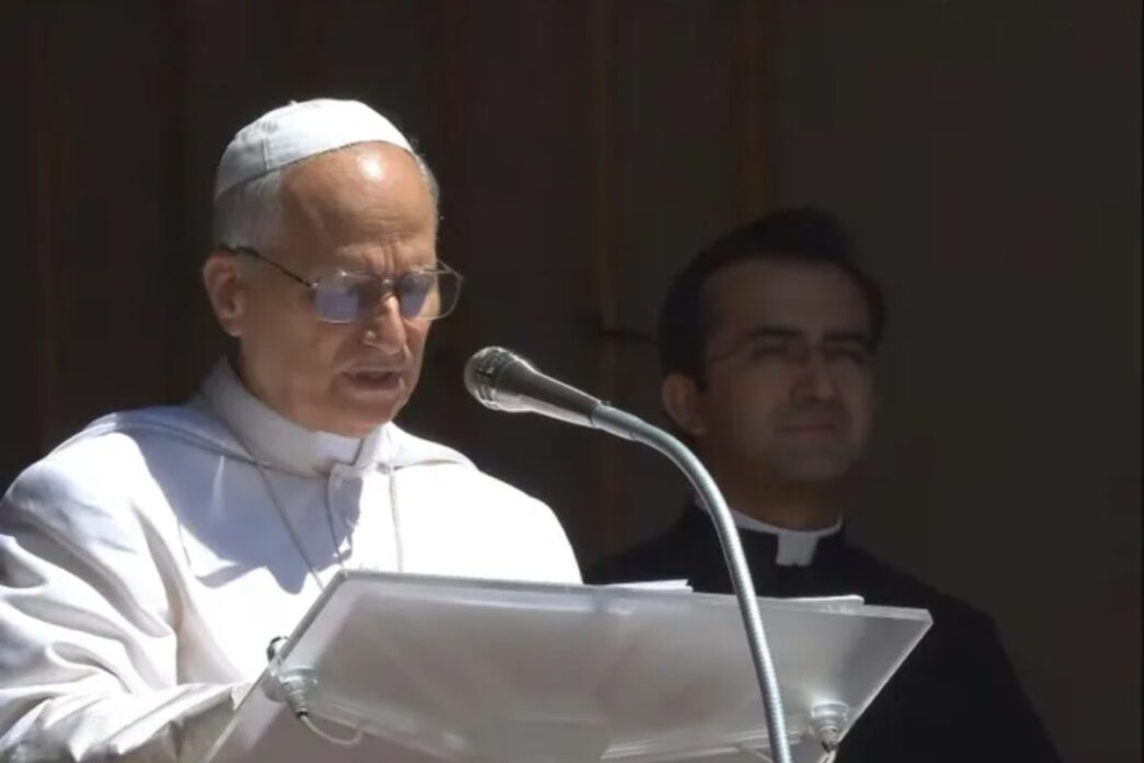 All'Angelus il Papa spiega che amare i figli che lasciano casa significa anche saperli lasciar andare, tra distacco, perdita e accoglienza.