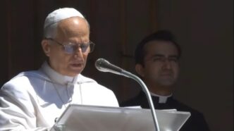 All'Angelus il Papa spiega che amare i figli che lasciano casa significa anche saperli lasciar andare, tra distacco, perdita e accoglienza.