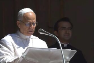 All'Angelus il Papa spiega che amare i figli che lasciano casa significa anche saperli lasciar andare, tra distacco, perdita e accoglienza.