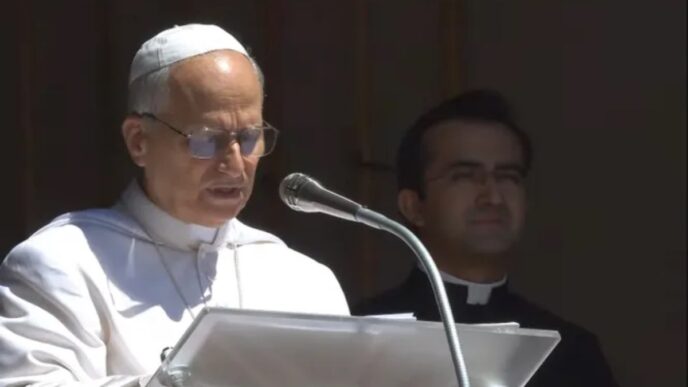 All'Angelus il Papa spiega che amare i figli che lasciano casa significa anche saperli lasciar andare, tra distacco, perdita e accoglienza.