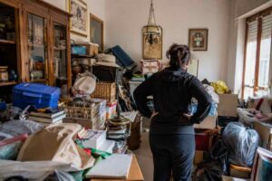 Vivere legati ai beni materiali può diventare un ostacolo che impedisce di vedere il cielo e di scegliere ciò che conta davvero.