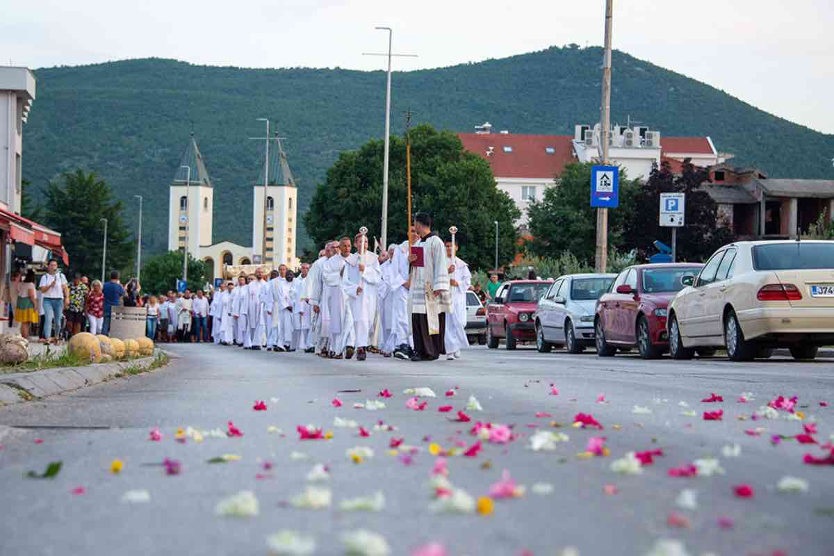 Infiorata di petali lungo il percorso della processione del Corpus Domini in una piazza italiana
