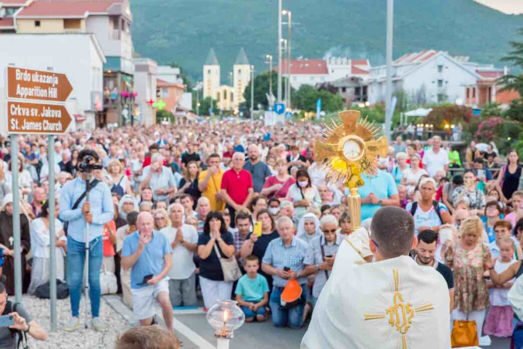 La solennità del Corpus Domini offre ai fedeli la possibilità di ottenere un'indulgenza plenaria partecipando alla processione eucaristica e rispettando tre condizioni.